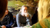 Karakteren leses opp (P3 Dokumentar) - Det er dagen etter premiere, og om Aftenposten ikke gir Elvebakken en sekser, raser ungdommenes liv sammen.