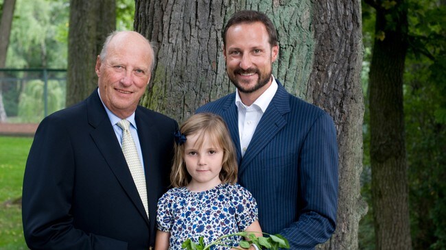 Kong Harald, kronprins Haakon og prinsesse Ingrid Alexandra fotografert på Bygdø kongsgård 25. augus (Foto: Morten Brun, Det kongelige hoff/SCANPIX)