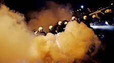 Politiet aksjonerte mot demonstranter (Foto: Henning Ekroll/NRK)