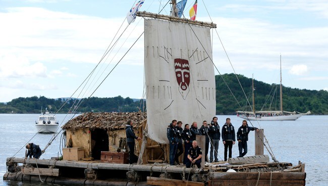 Ankom Operaen i Kon-Tiki-flåten (Foto: Poppe, Cornelius/NTB scanpix) Ankom Operaen i Kon-Tiki-flåten (Foto: Poppe, Cornelius/NTB scanpix)