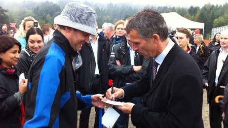 Jens Stoltenberg på Kalnes-tomta (Foto: Christian Nygaard-Monsen/NRK)