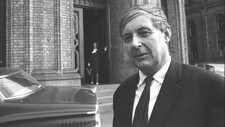 Torolf Elster foran Stortinget. Torolf Elster foran Stortinget.