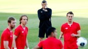 Halve laget kan bli byttet ut - Landslagssjef Tore Ole Skullerud varsler store endringer når Norge møter Italia til gruppefinale i U21-EM i morgen. Halve laget som slo England kan bli byttet ut.