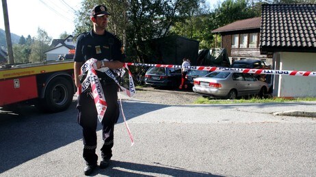 Politiet sperrer av eiendommen. (Foto: Per Vidar Raunholm/NRK) Politiet sperrer av eiendommen. (Foto: Per Vidar Raunholm/NRK)