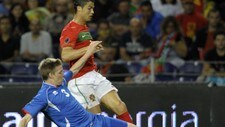 Christiano Ronaldo vs Birkir Savarsson (Foto: MIGUEL RIOPA/Afp) Christiano Ronaldo vs Birkir Savarsson (Foto: MIGUEL RIOPA/Afp)