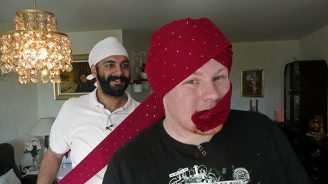 Må lære å knyte en turban. (Foto:NRK)