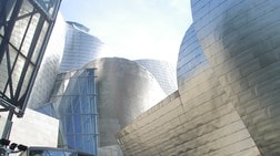 Kunstreisens Nina Skurtveit foran Guggenheimmuseet i Bilbao (Foto: Gunnar Danbolt) Kunstreisens Nina Skurtveit foran Guggenheimmuseet i Bilbao (Foto: Gunnar Danbolt)