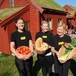 Carien Lærum, Karin Slåtto, Solfrid Moen og Silje Vetrhus viser fram noe av lokalmaten som brukes på Stranddalshytta