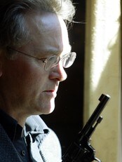 Kommer: Gunnar Staalesen. (Foto: Knut Falck/NRK) Kommer: Gunnar Staalesen. (Foto: Knut Falck/NRK)