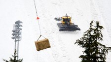 Arrangørene flyr inn høyballer med helikopter til Cypress Mountain. (Foto: Jonathan Hayward/Scanpix/AP)