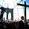 Den tradisjonelle katolske prosesjonen over Brooklyn Bridge i New York.
