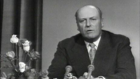 Kong Olav foretar åpning av fjernsynet i Norge Kong Olav foretar åpning av fjernsynet i Norge