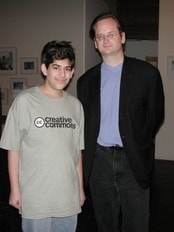Aaron Swartz som 16-åring sammen med Larry Lessig (Foto: Gohsuke Takama (lisensiert gjennom creative commons by 2.0)) Aaron Swartz som 16-åring sammen med Larry Lessig (Foto: Gohsuke Takama (lisensiert gjennom creative commons by 2.0))