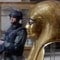 En soldat holder vakt i Det egyptiske museet i Kairo. En soldat holder vakt i Det egyptiske museet i Kairo.