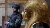 En soldat holder vakt i Det egyptiske museet i Kairo