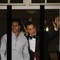 Michelle og Barack Obama hilste fakkeltoget bak skuddsikkert glass på Grand Hotel. Michelle var kledd i en lys kåpe med rysjer. Michelle og Barack Obama hilste fakkeltoget bak skuddsikkert glass på Grand Hotel. Michelle var kledd i en lys kåpe med rysjer.
