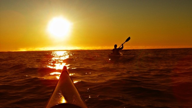 Kajakk i solnedgang (Foto: Trond-Ole Husebø/NRK)
