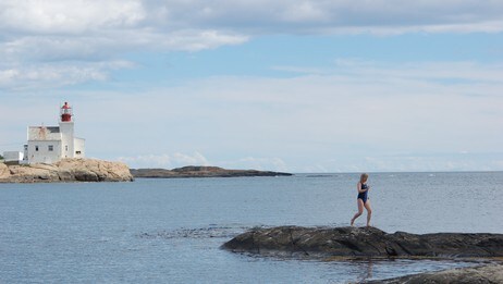 Lyngør fyr og bading (Foto: Bjørn Svenungsen)