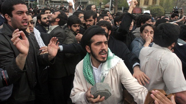 Demonstrasjoner ved Storbritannias Teheran-ambassade (Foto: VAHID SALEMI/AP)