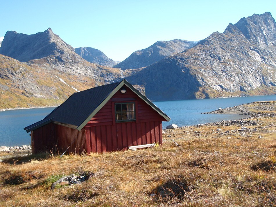 Hytta med Hornindalsrokken til høyre