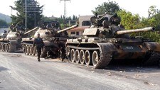 Stridsvogner på en vei rundt Latakia, Syria (Foto: -/Afp) Stridsvogner på en vei rundt Latakia, Syria (Foto: -/Afp)