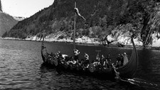 'Vikinger' på vei ut en norsk fjord (Foto: Stage, Jan/NTB scanpix) 'Vikinger' på vei ut en norsk fjord (Foto: Stage, Jan/NTB scanpix)