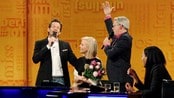 Se Jon Almaas og Knut Nærum synge avskjedssang til Linn Skåber - Jon og Knut synger Elvis Costello-sangen She til ære for Linn Skåbers, som hadde sin siste dag på jobb i Nytt på Nytt-redaksjonen.