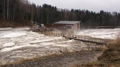 I kjølvannet av isproppens herjinger - For halvannen uke siden opplevde folk langs Flisaelva i Åsnes og elva Brumunda i Ringsaker de største isproppene i manns minne. Isen og vannet sparte hus og hjem langs vassdragene, men satte et kraftverk ut av spill.
og ødela en festplass og ei bru.