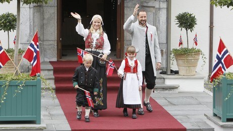 Kronprinsfamilien på Skaugum 17. mai 2011. (Foto: Heiko Junge/Scanpix) Kronprinsfamilien på Skaugum 17. mai 2011. (Foto: Heiko Junge/Scanpix)
