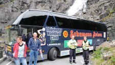 Den tyske bussen blei ståande fast i Trollstigen. (Foto: Ottar Rydjord.) Den tyske bussen blei ståande fast i Trollstigen. (Foto: Ottar Rydjord.)