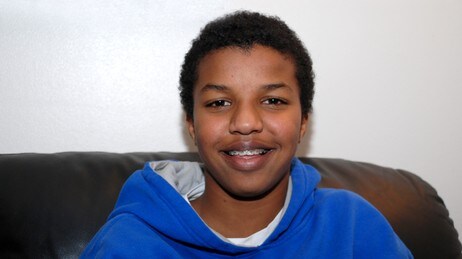 15 år gamle Ismael Ismail pendler 45 minutter hver morgen for å komme seg til skolen. (Foto: Dangh Trinh)