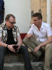 Rune Edvardsen sammen med Tjostolv Moland i Kisangani. (Foto: Kristian Aanensen/NRK)