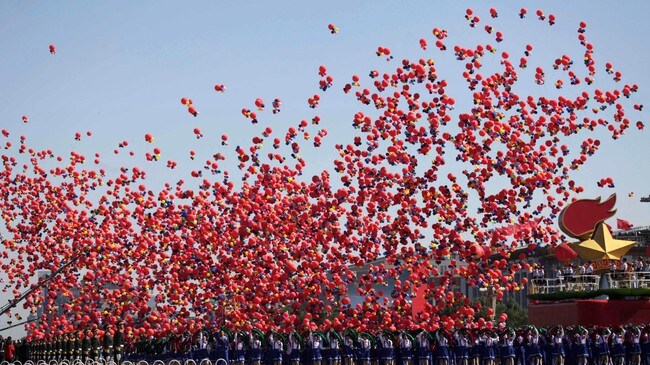 Rød ballonger og blå himmel (Foto: Nir Elias/Scanpix/Reuters)