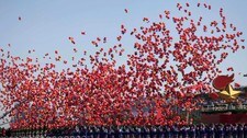 Rød ballonger og blå himmel (Foto: Nir Elias/Scanpix/Reuters) Rød ballonger og blå himmel (Foto: Nir Elias/Scanpix/Reuters)