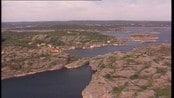 Strandhogg: Ny Hellesund - 1992 - Ny Hellesund - er en av de mest kjente perlene i sørlandsskjærgården. Allerede vikingene brukte denne uthavnen på sin ferd langs kysten, og oppsiktsvekkende vrakfunn viser at seilskutene hadde havnen på sine kart for 500 år siden. Ved Sigurd Rimstad.
