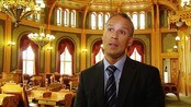 Hans Olav Syversen inne på Stortinget (Foto: Svein Ommundsen/NRK)