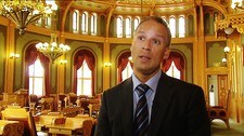 Hans Olav Syversen inne på Stortinget (Foto: Svein Ommundsen/NRK)