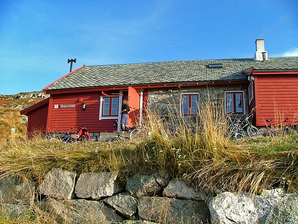 Høstsol på Hallingskeid. Rallarveien går rett forbi. Hytten er tidligere vokterbolig