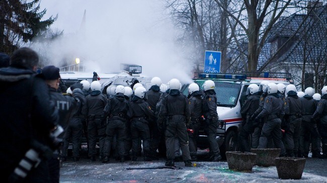 Politiet brukte tåregass i sammenstøt med demonstranter (Foto: unknown/SCANPIX) Politiet brukte tåregass i sammenstøt med demonstranter (Foto: unknown/SCANPIX)