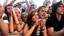 Publikum på sommarfesten (Foto: Brit Jorunn Svanes/NRK)