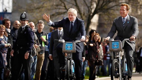 Boris Johnson og Arnold Schwarzenegger (Foto: Matt Dunham/Ap) Boris Johnson og Arnold Schwarzenegger (Foto: Matt Dunham/Ap)
