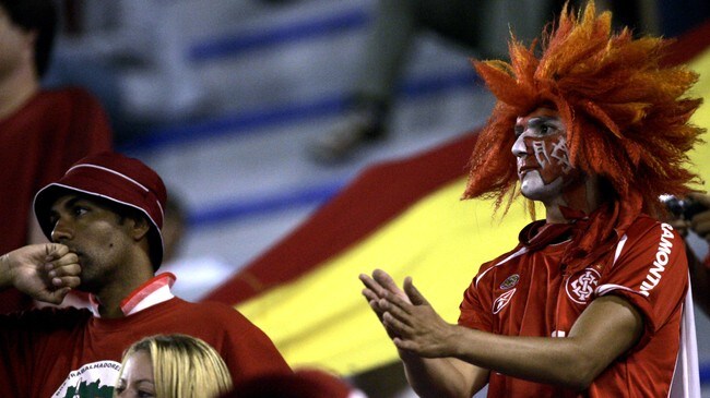 Betenkte Internacional-supportere (Foto: Natacha Pisarenko/AP)