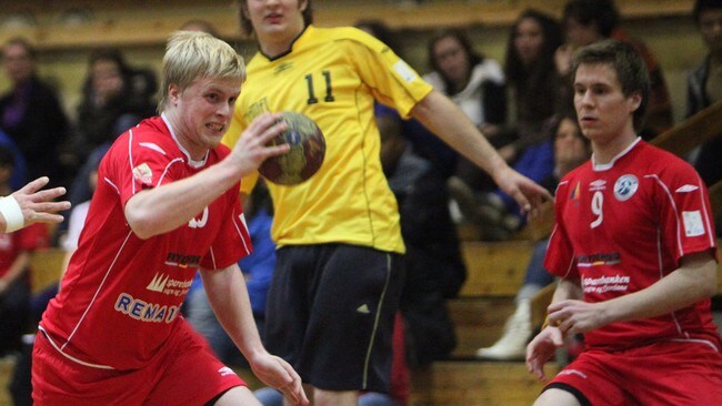 Edvin Øygard (med ballen) og Øystein Ellingvåg (Foto: Stig Høynes) Edvin Øygard (med ballen) og Øystein Ellingvåg (Foto: Stig Høynes)