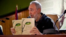 Fidel Castro under presentasjonen av sin selvbiografi i Havana (Foto: HOLGER BENNEWITZ/Reuters) Fidel Castro under presentasjonen av sin selvbiografi i Havana (Foto: HOLGER BENNEWITZ/Reuters)
