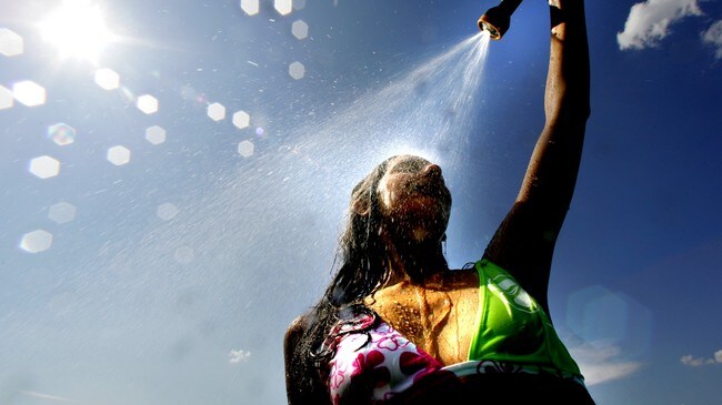 Dusj i sommersol (Foto: Illustrasjonsfoto: Colourbox.no)