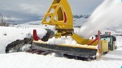 Graver frem veien over Melfjellet - Kong vinter måtte til slutt gi tapt på Melfjellet. Nå ble veien over fjellet gravd frem av snøfresere.