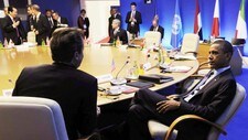 Barack Obama i samtale med David Cameron ved G8-møtet (Foto: -/Afp)