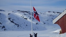 Flagget heises på 1. påskedag på Gaukehei i Setesdal Vesthei