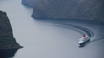 Cruiseskipet Queen Mary 2 på veg innover Aurlandsfjorden (Foto: Jan Christian Jerving) Cruiseskipet Queen Mary 2 på veg innover Aurlandsfjorden (Foto: Jan Christian Jerving)