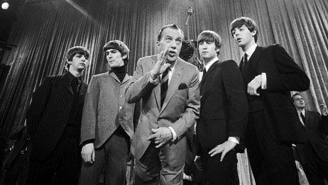 Ed Sullivan og The Beatles øver før The Beatles første opptreden i USA. (AP) Ed Sullivan og The Beatles øver før The Beatles første opptreden i USA. (AP)